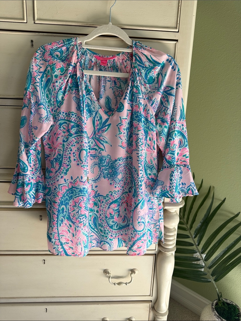 Lilly Pulitzer Willa Flounce sleeve top in a tropical print size S
